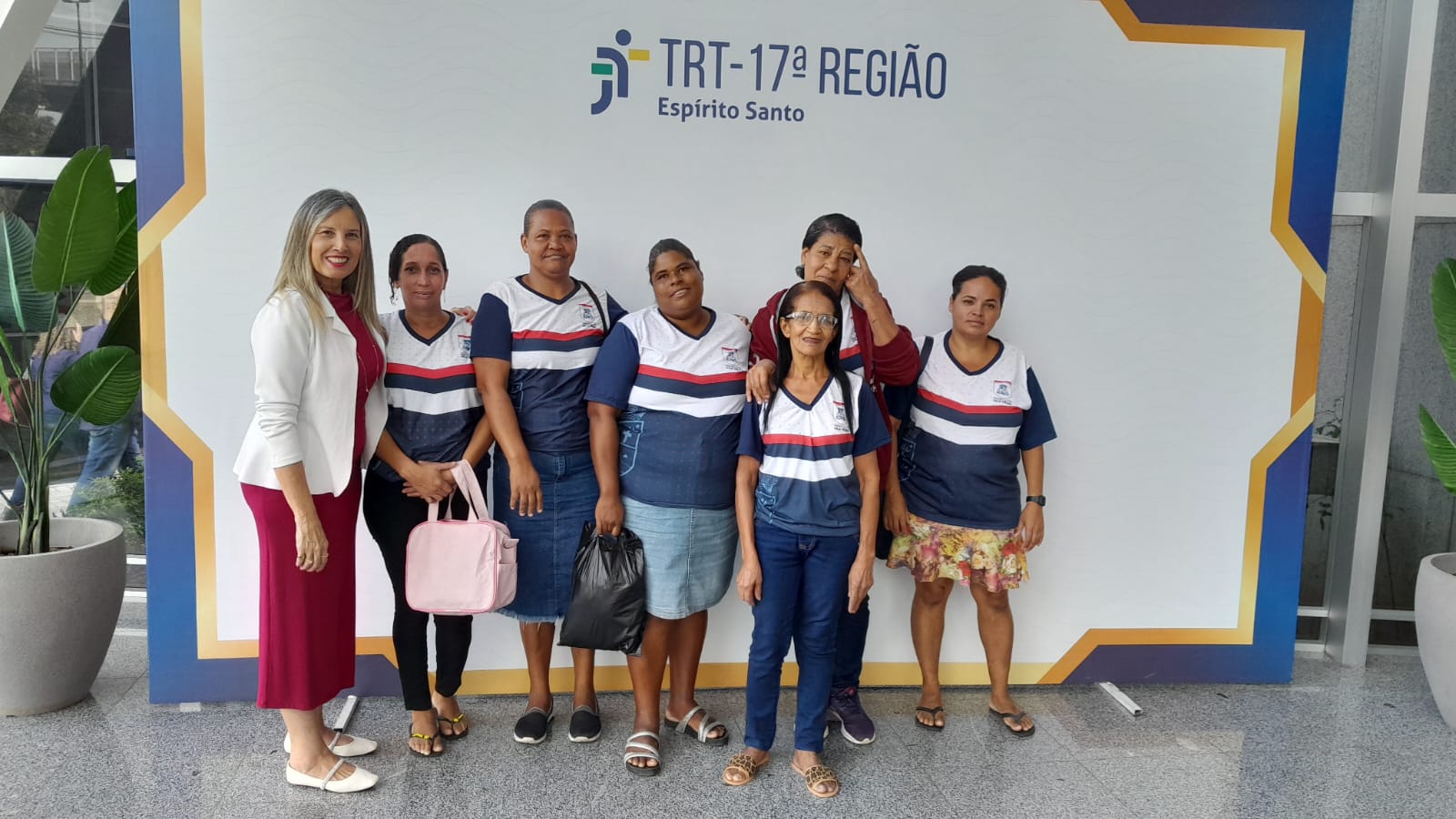 TJC REALIZA A TERCEIRA VISITA AO TRT COM ALUNOS DO EJA