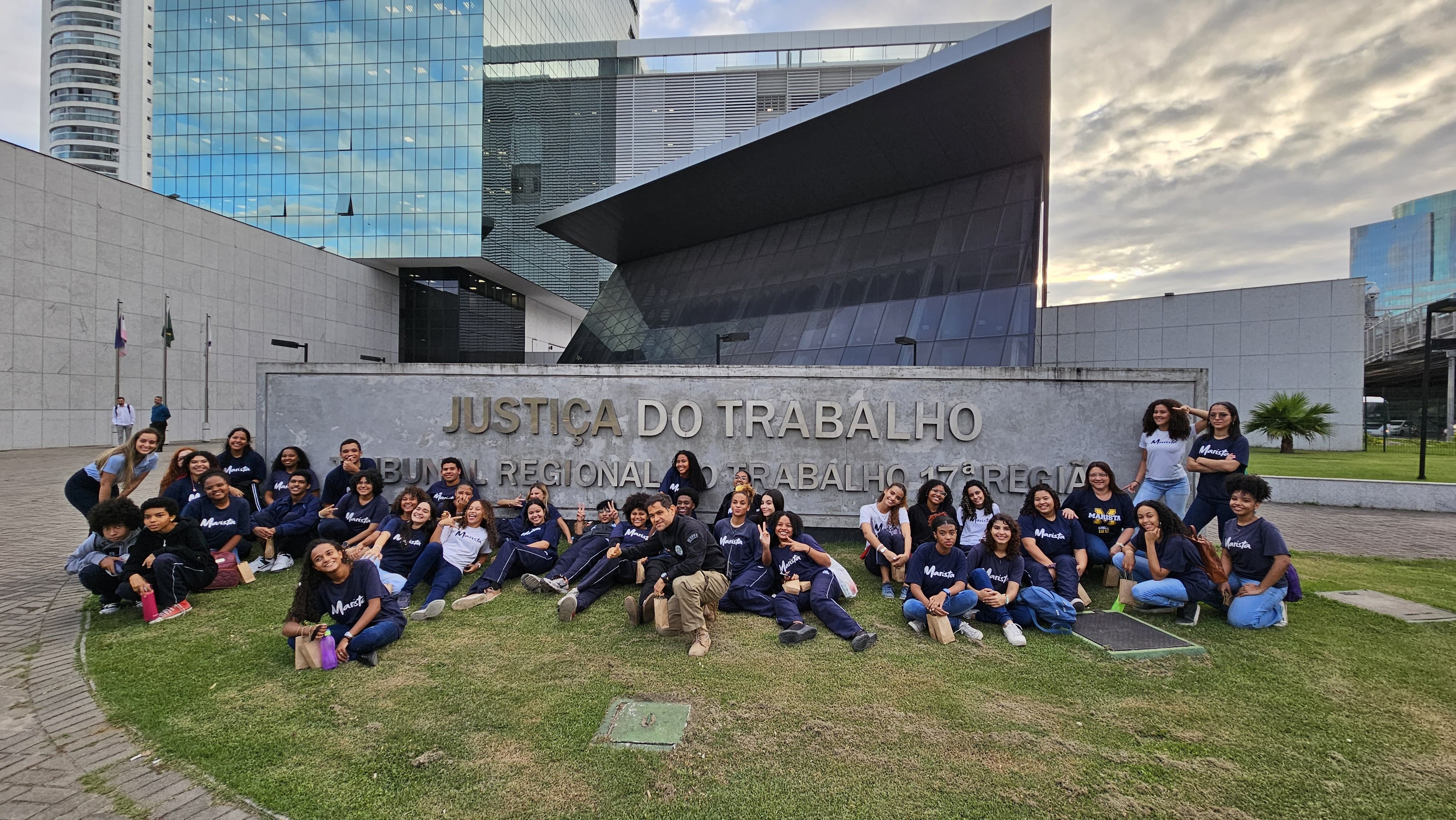 TJC promove visita dos alunos do Colégio Marista ao TRT17