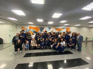 Foto com alunos, professoras e o Desembargador Hélio Mario de Arruda, Aposentado e ex-presidente do 